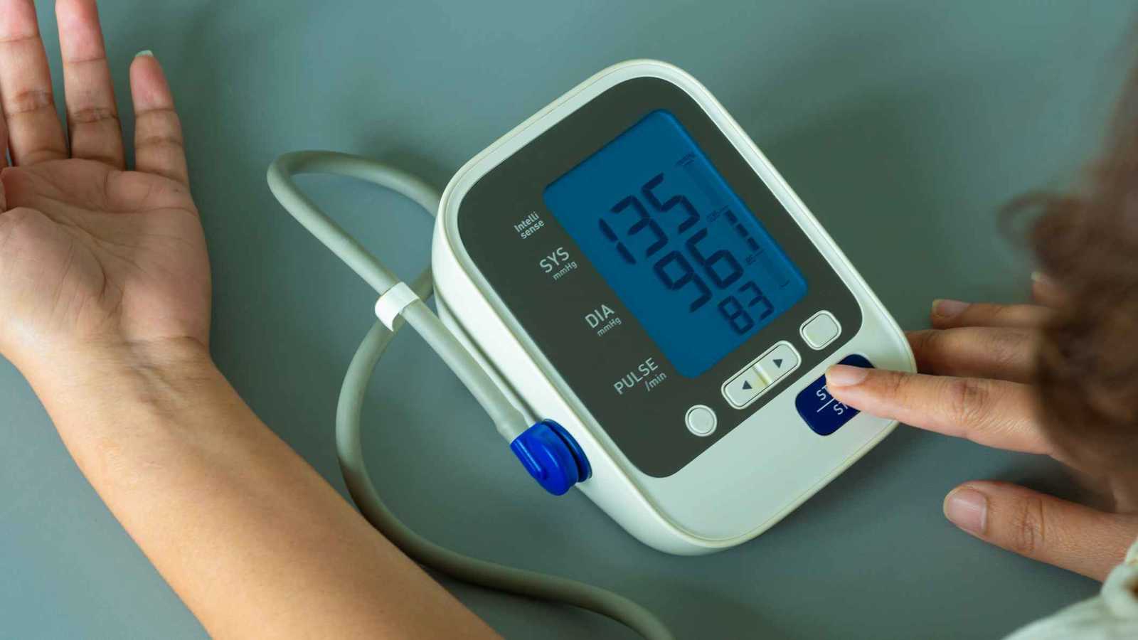 7 أطعمة ومشروبات قد تقلل فاعلية أدوية ضغط الدم