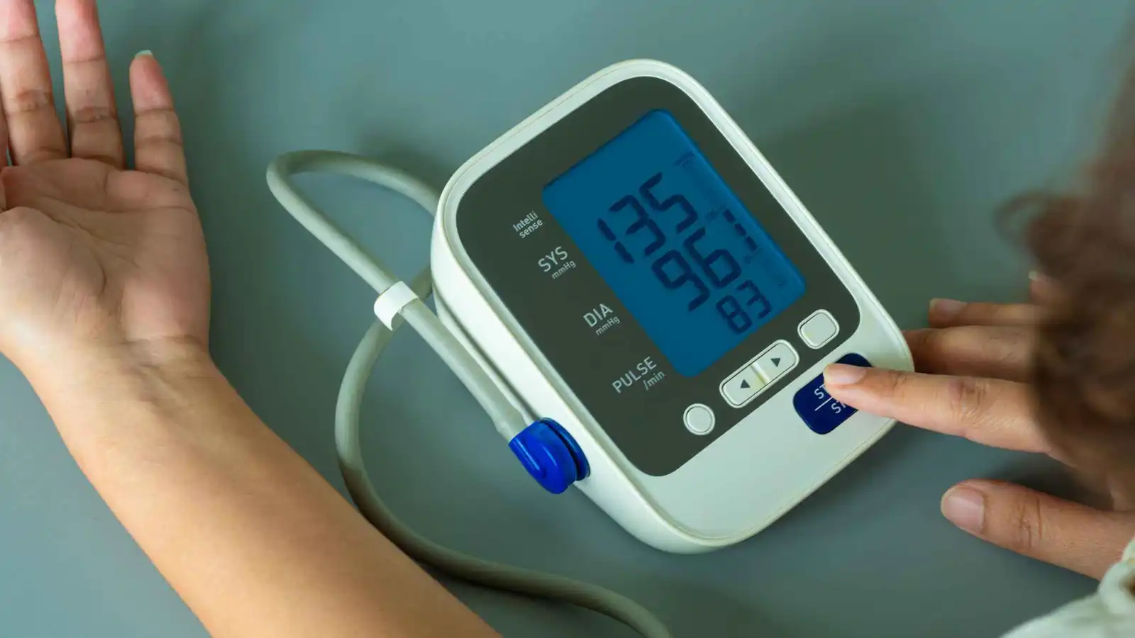 7 أطعمة ومشروبات قد تقلل فاعلية أدوية ضغط الدم