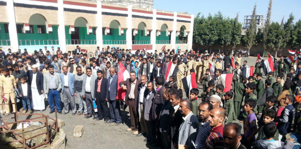 بالفيديو.. طلاب يمنيون في ذمار يُفقدون مشرفًا حوثيًا أعصابه