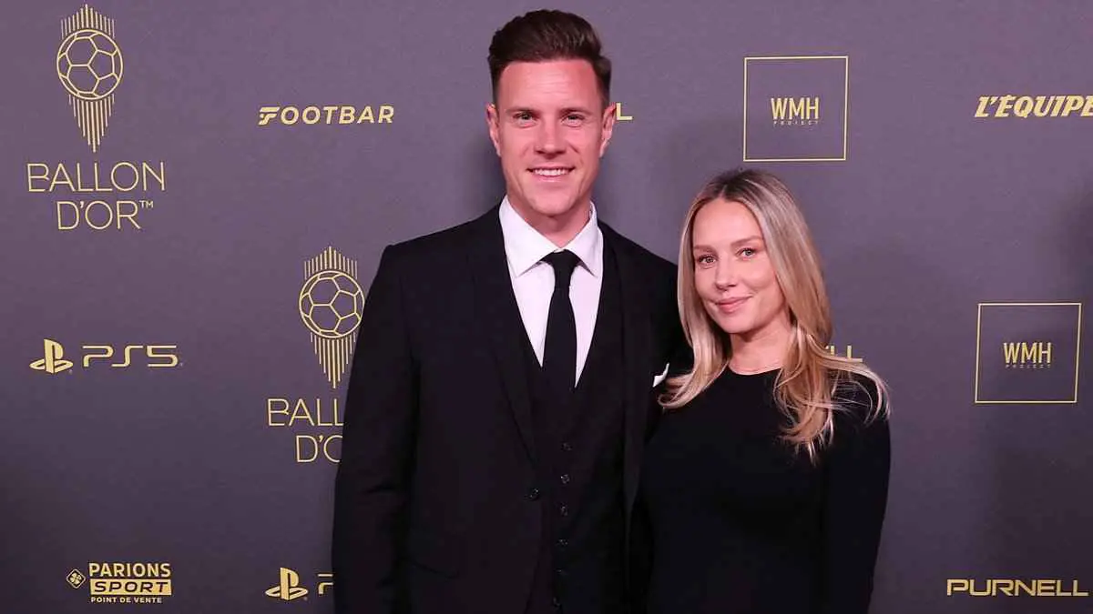 خانته مع المدرب.. فضيحة مدوية وراء انفصال نجم برشلونة وزوجته