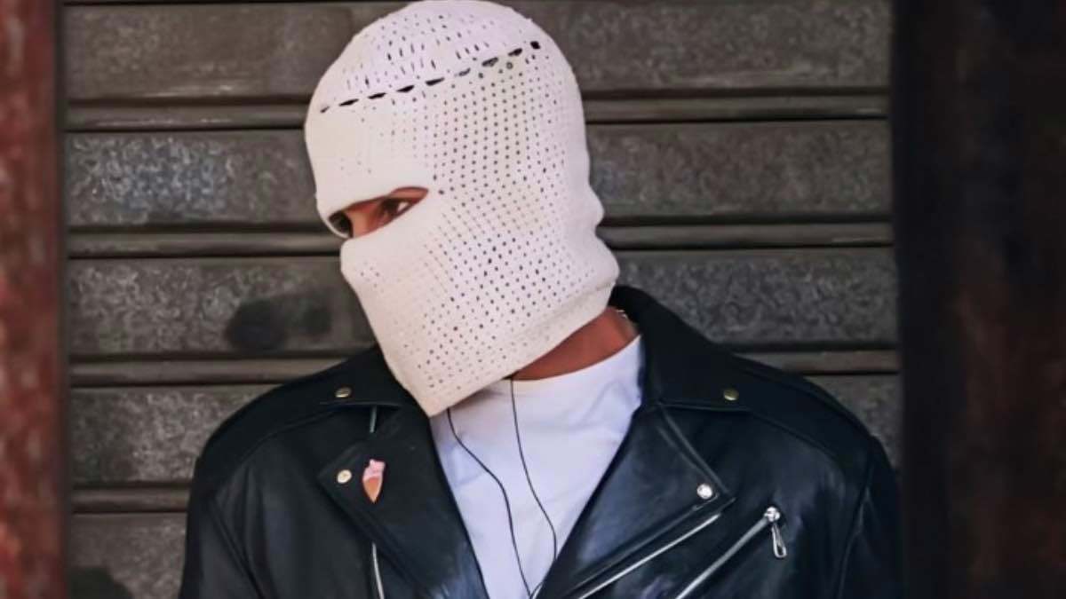 "المغني المقنع".. "توو ليت" يواصل صعوده السريع وتساؤلات عن هويته (صورة)