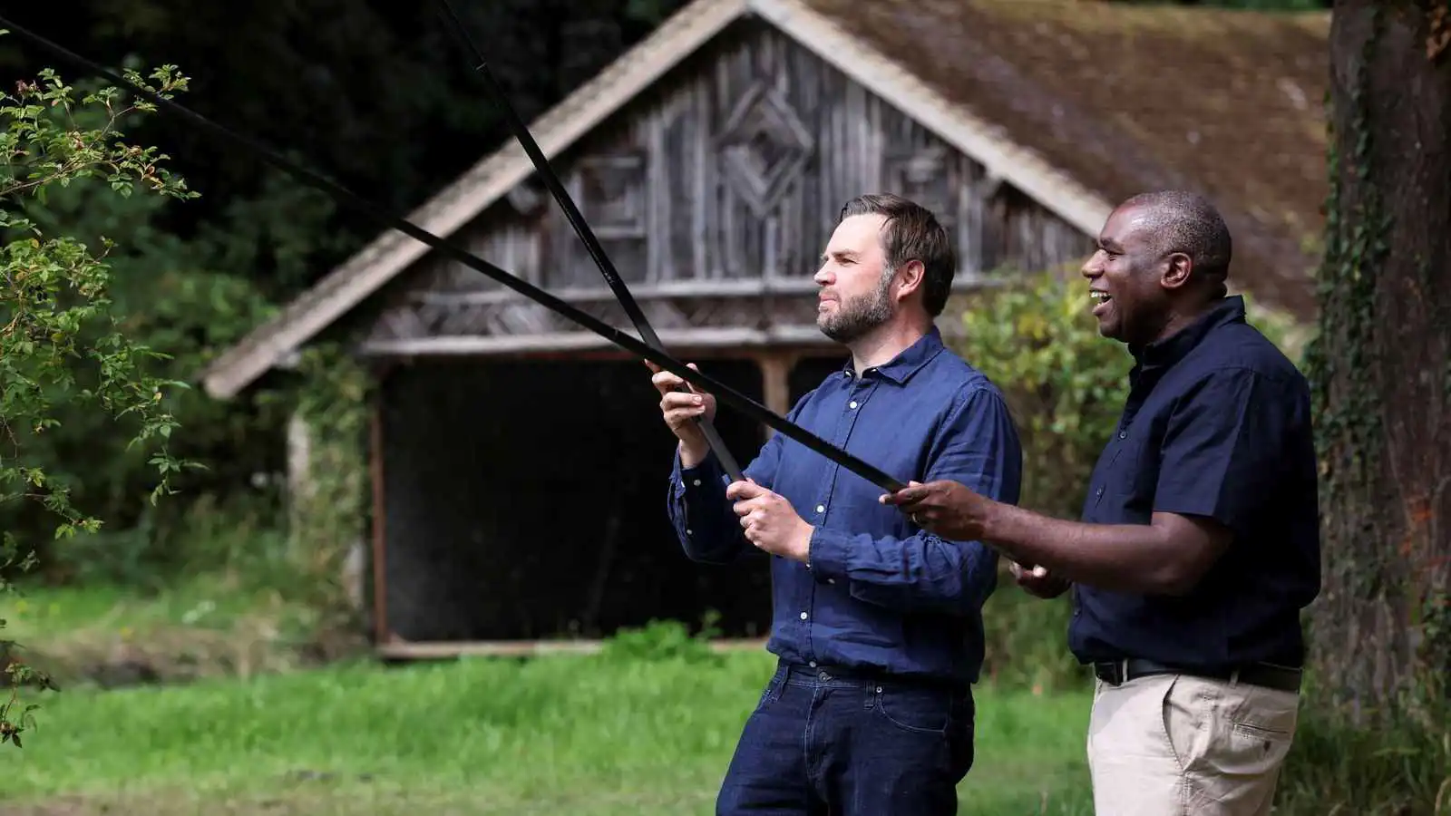 وزير خارجية بريطانيا يقرّ بصيده السمك مع فانس "بلا ترخيص"