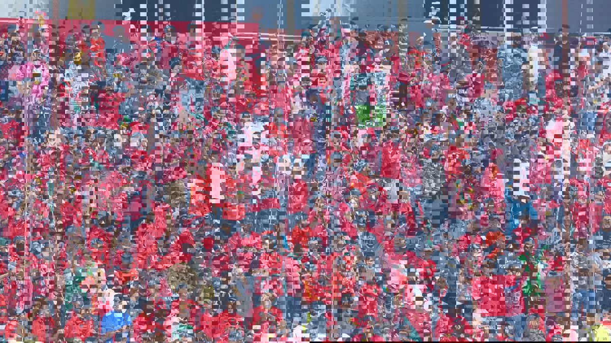 جماهير شباب الأهلي تتابع مباراة العين وبني ياس (فيديو)