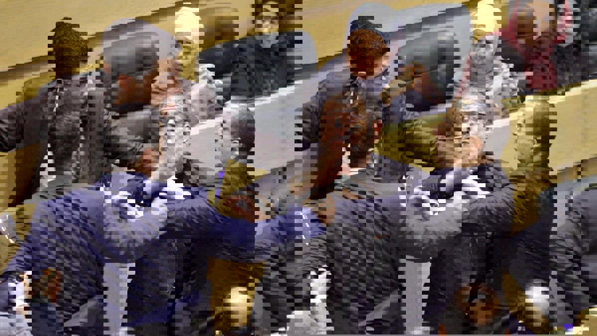 كلمة تسببت بـ"عراك نيابي".. لماذا يثير "لفظ الأردنيات" مخاوف بشأن التعديلات الدستورية؟