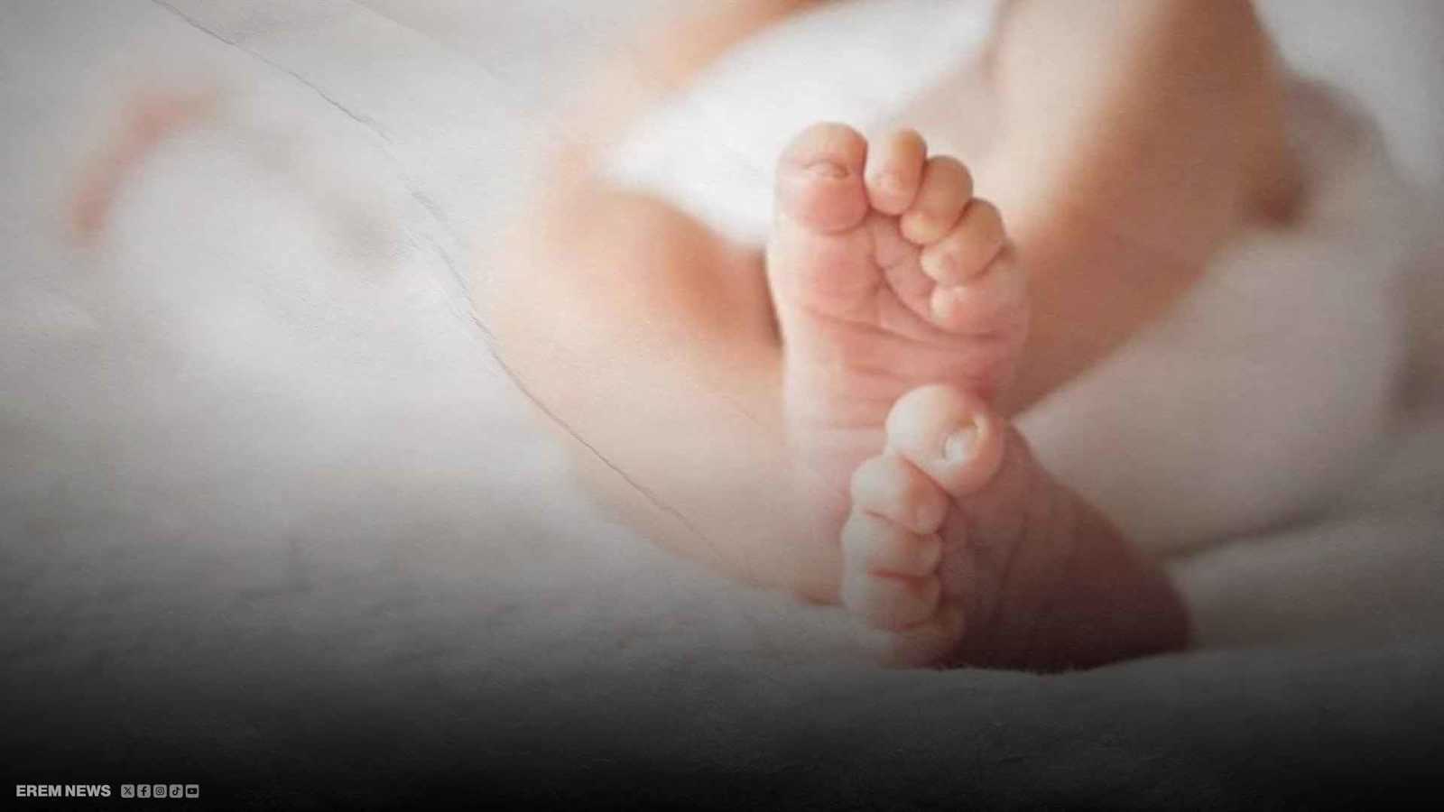 "مساومة مفزعة".. رجل مسن يعرض مالًا لشراء رضيعة من والدتها (فيديو إرم)