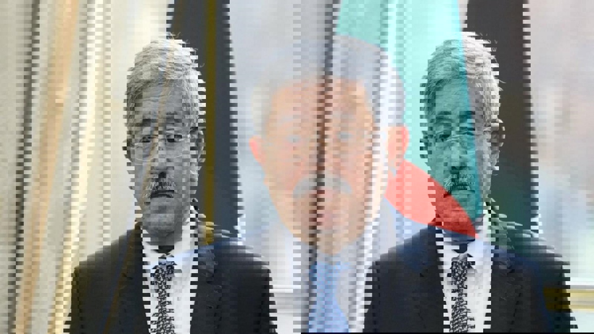 حبس رئيس الوزراء الجزائري السابق أحمد أويحيى في إطار تحقيق بشأن الفساد