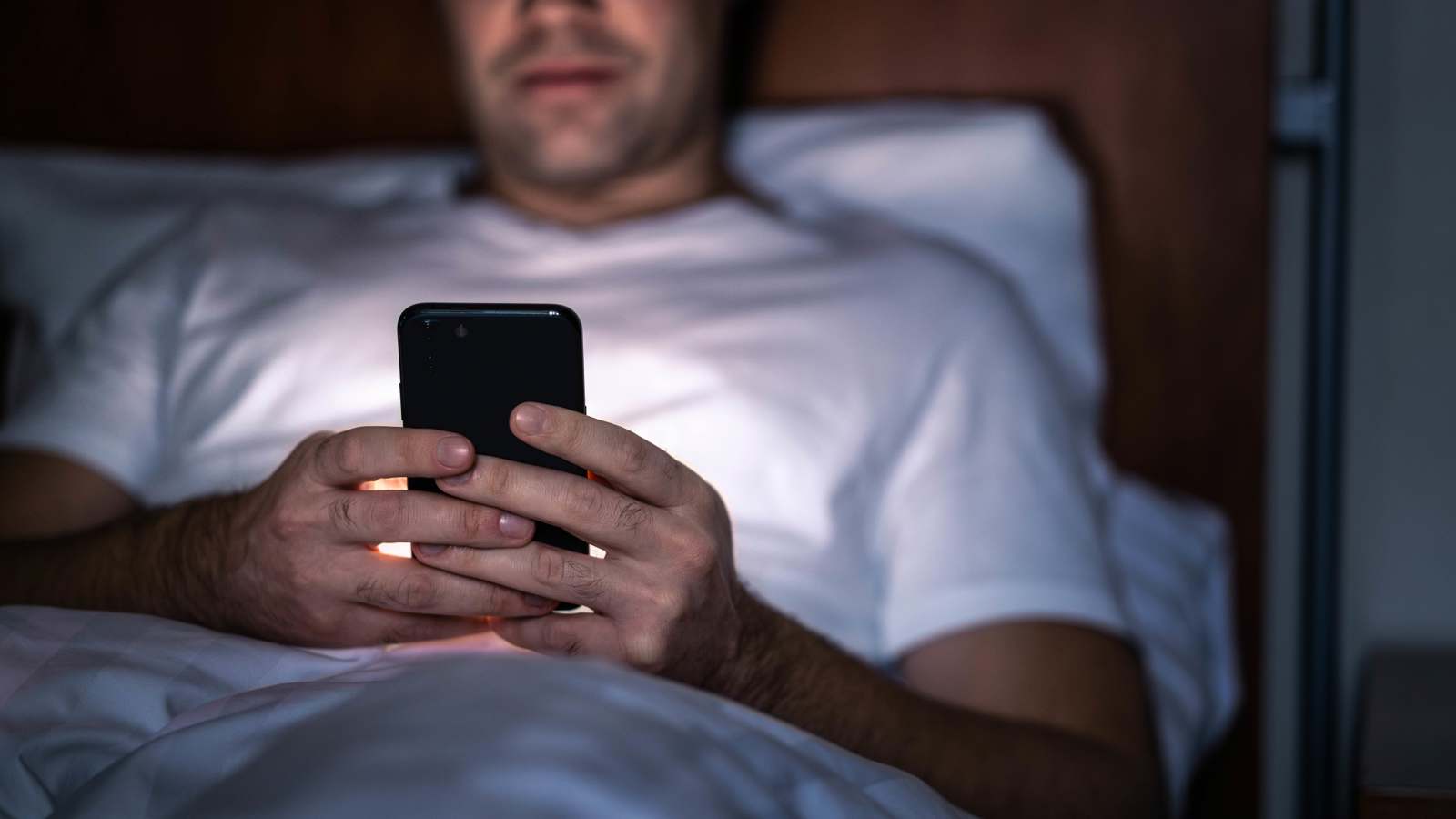 ما العلاقة بين وقت الشاشة والإجهاد المزمن بالسرطان لدى الشباب؟