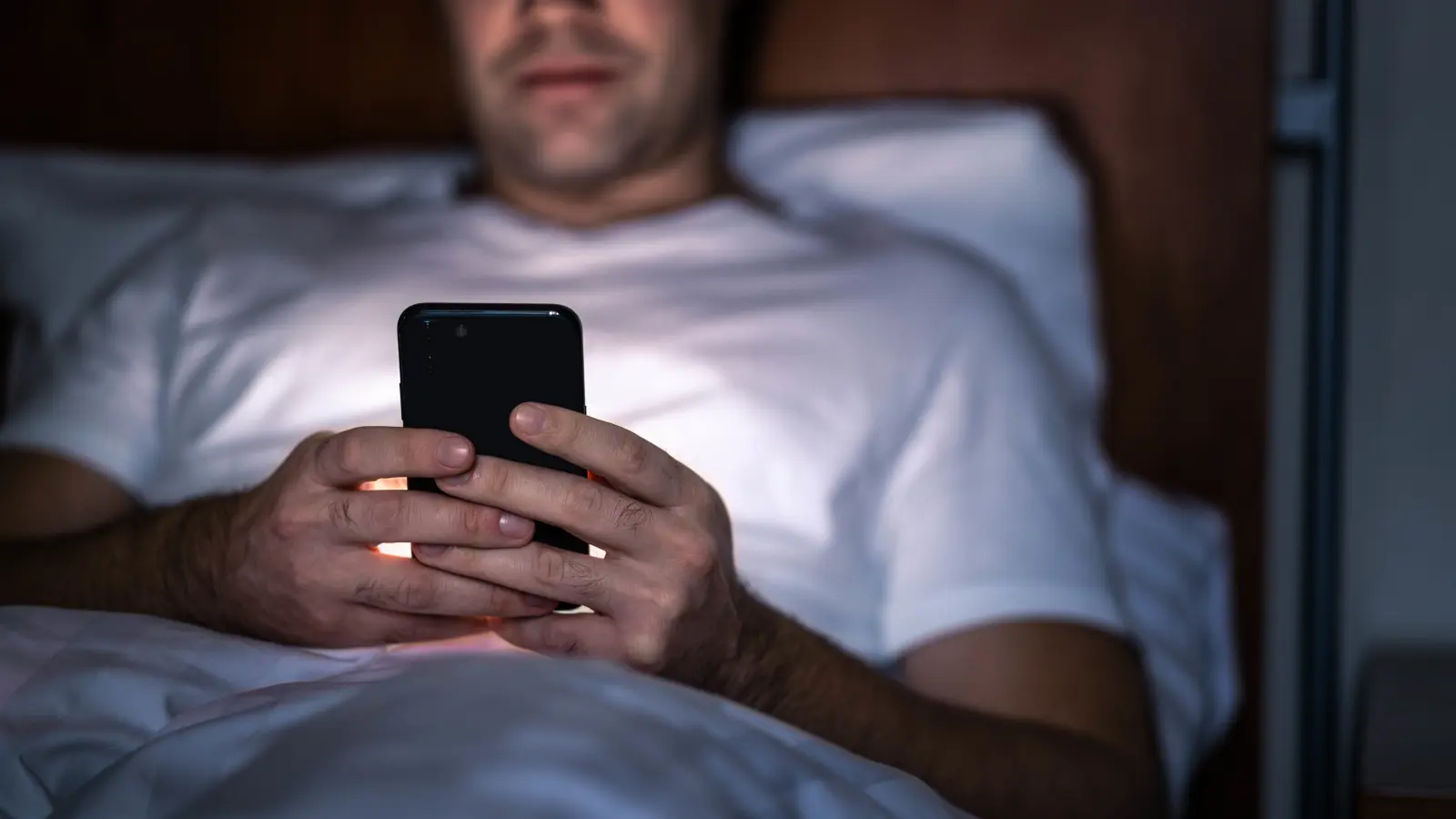 ما العلاقة بين وقت الشاشة والإجهاد المزمن بالسرطان لدى الشباب؟