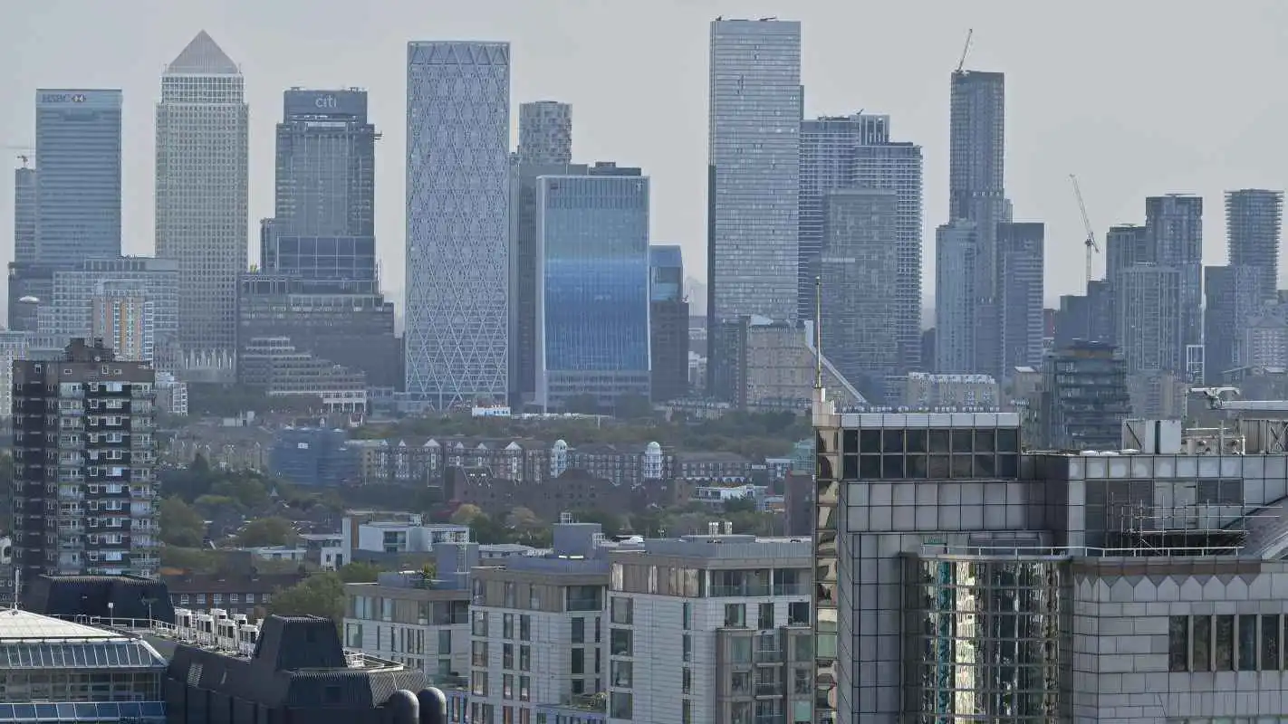 الاستقلال المالي البريطاني على المحك.. واشنطن تكتب القواعد ولندن تدفع الثمن