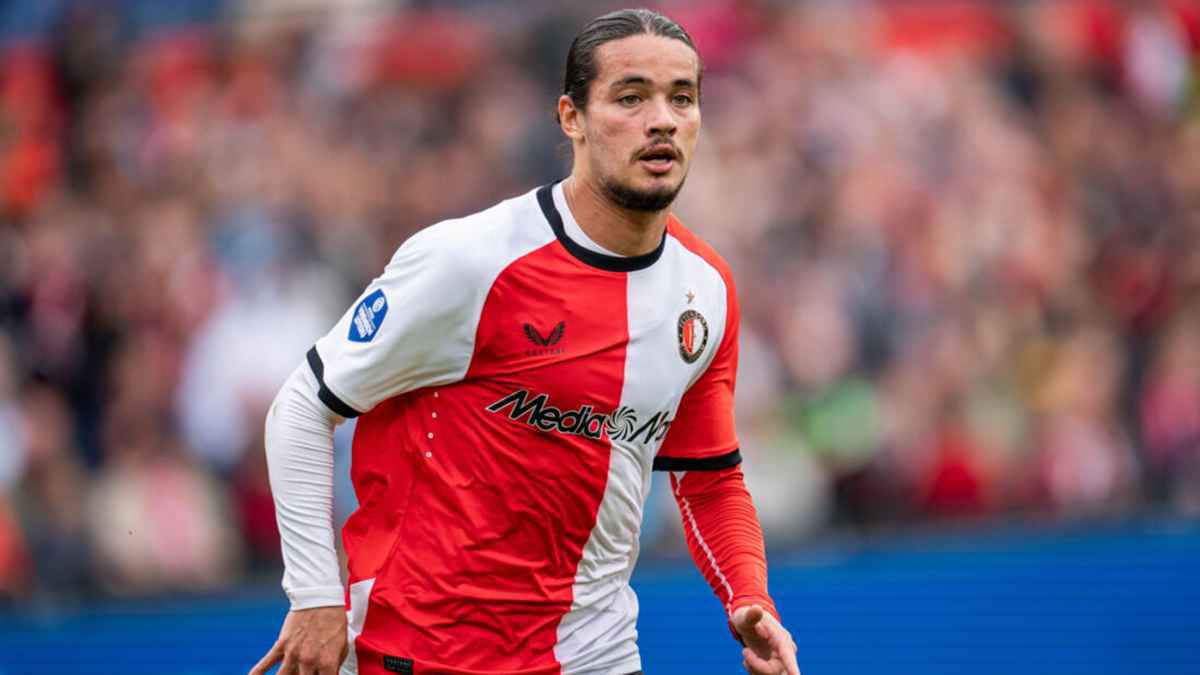 "جزائري" يفجر صراعا بين ميلان وليفربول