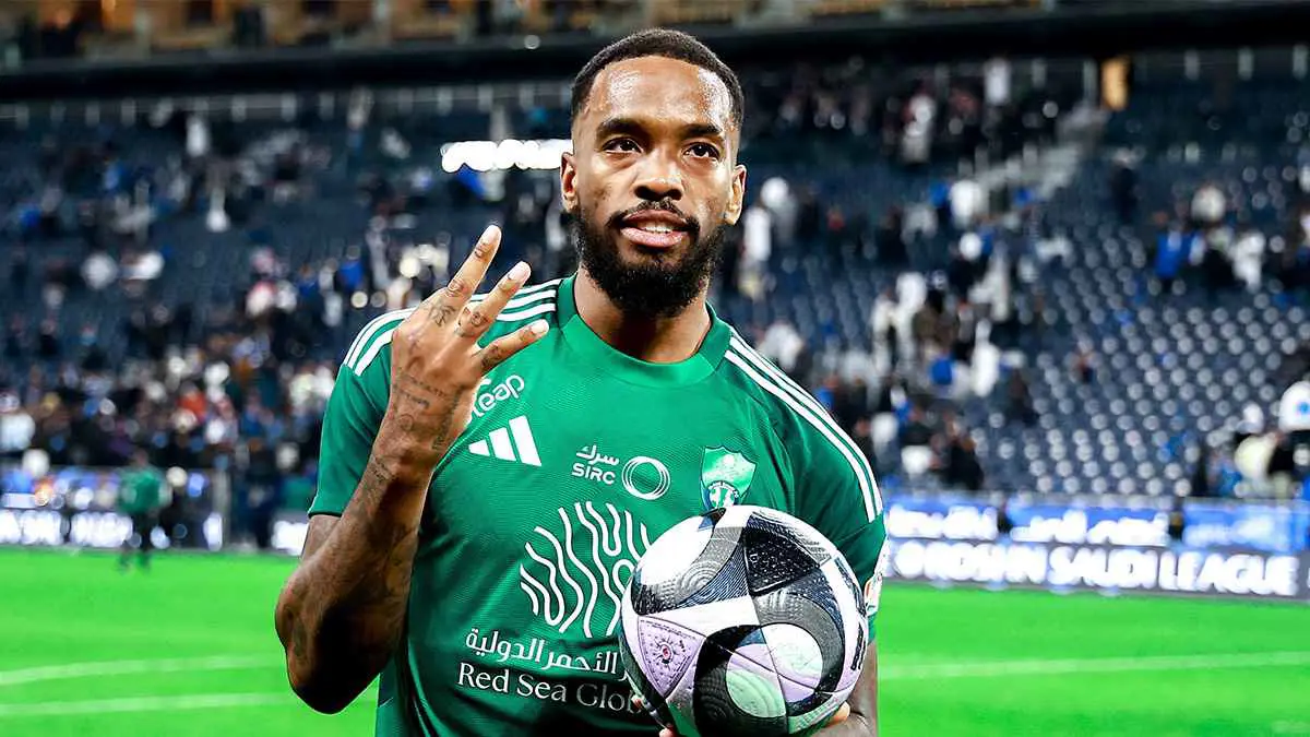 تصرف مثير من إيفان توني تجاه "شال الهلال" (فيديو)