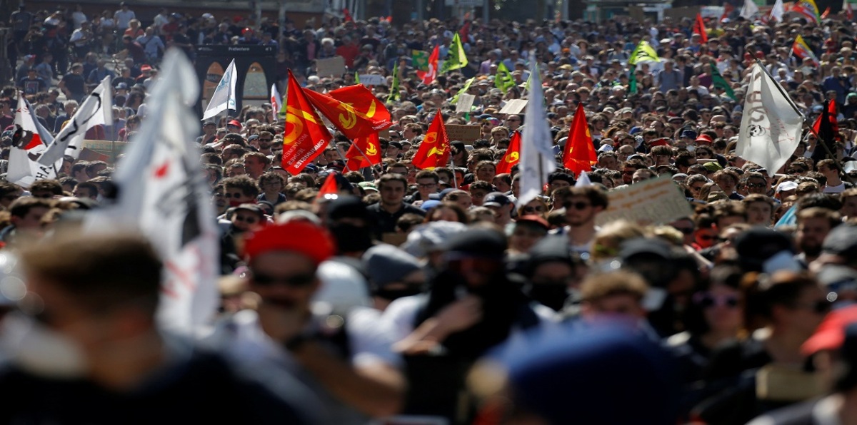 آلاف العمال والطلاب يتظاهرون في فرنسا رفضًا لسياسات ماكرون (صور)