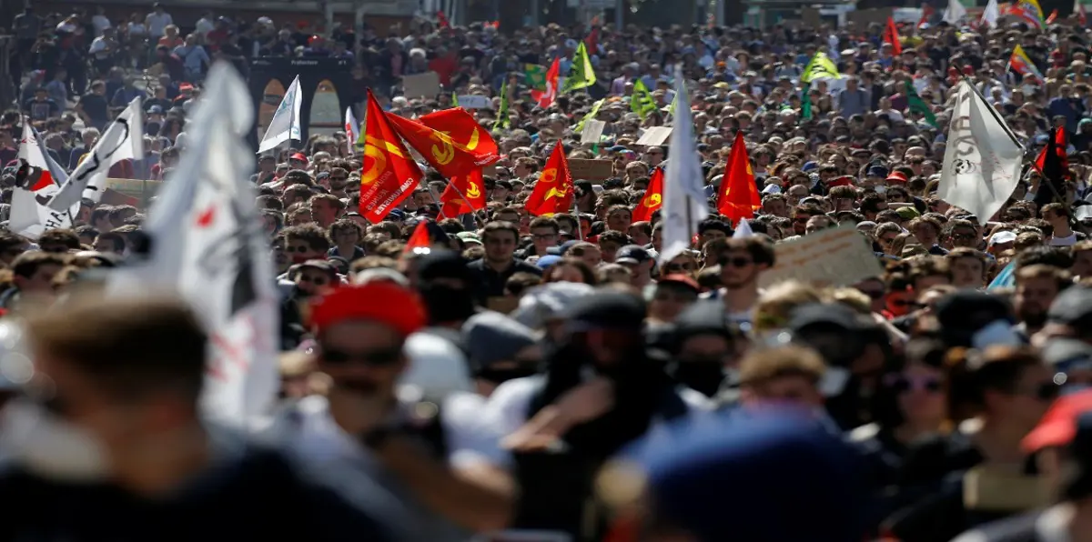 آلاف العمال والطلاب يتظاهرون في فرنسا رفضًا لسياسات ماكرون (صور)