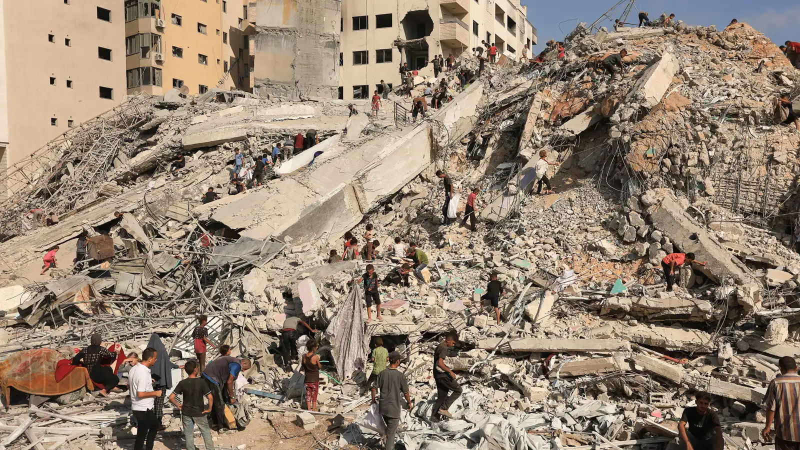 مقتل 4 فلسطينيين بقصف إسرائيلي استهدف مركبة شرطة في غزة (فيديو)