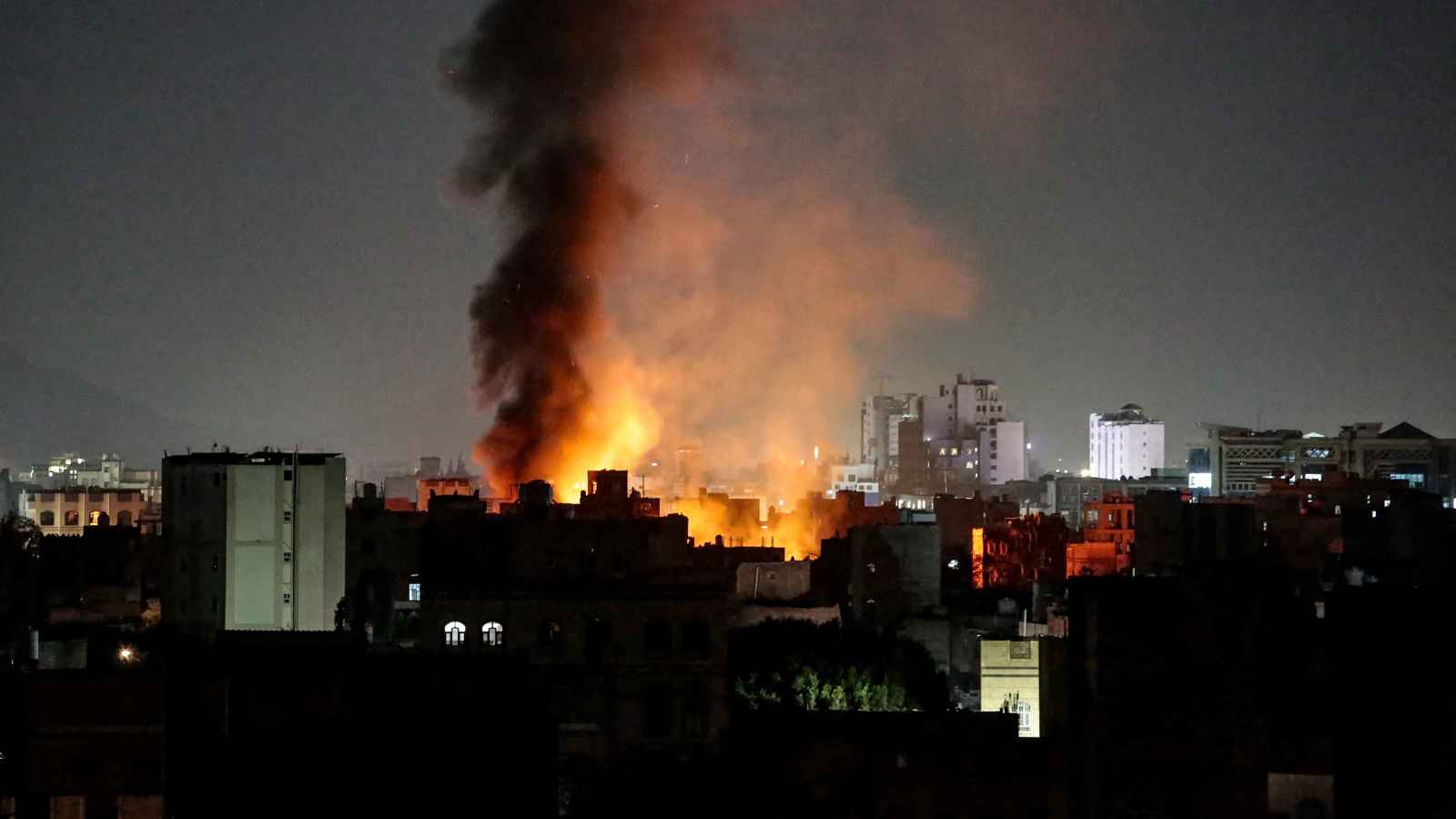 "سيناريو مكرر".. هل تغيّر واشنطن خطتها ضد الحوثيين لتكون "أكثر حسماً"؟