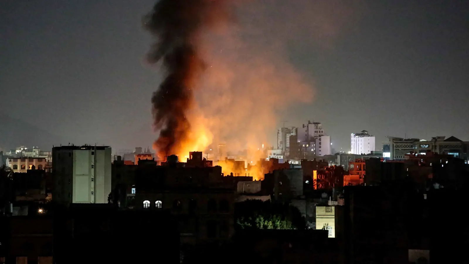 "سيناريو مكرر".. هل تغيّر واشنطن خطتها ضد الحوثيين لتكون "أكثر حسماً"؟