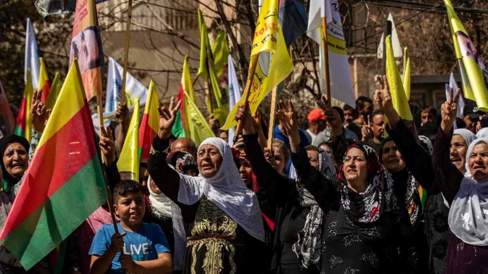 أكراد يتظاهرون في شمال شرقي سوريا للمطالبة باللامركزية (صور)