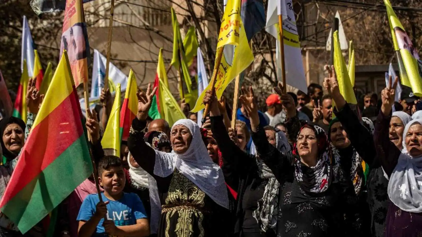 أكراد يتظاهرون في شمال شرقي سوريا للمطالبة باللامركزية (صور)