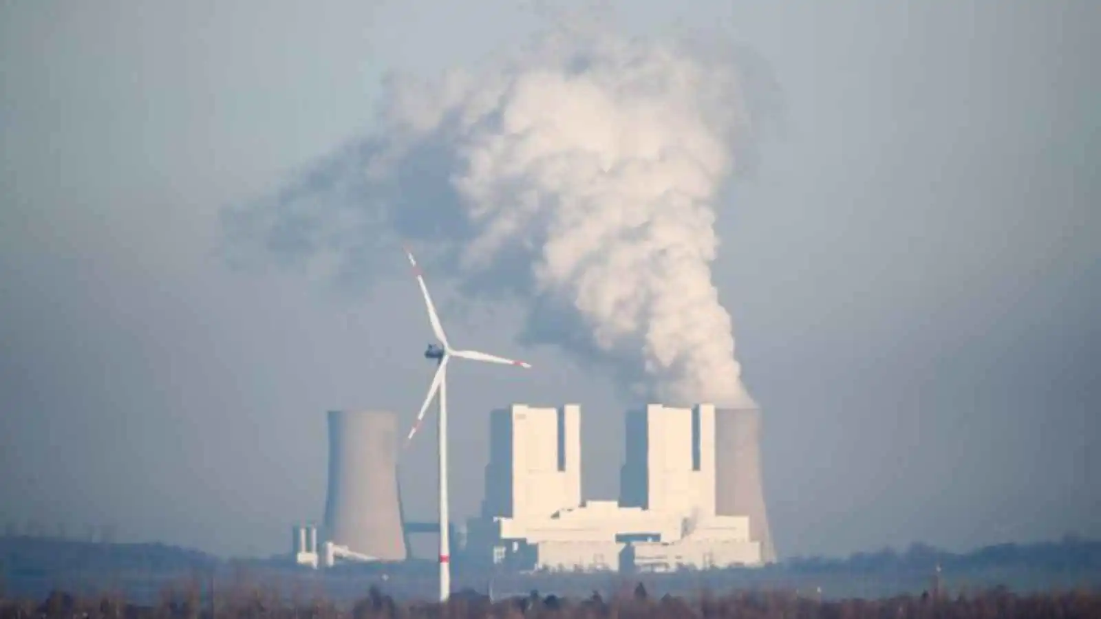 "سُحب من الغازات" تتحرك فوق مدينة ألمانية إثر حادث في مصنع