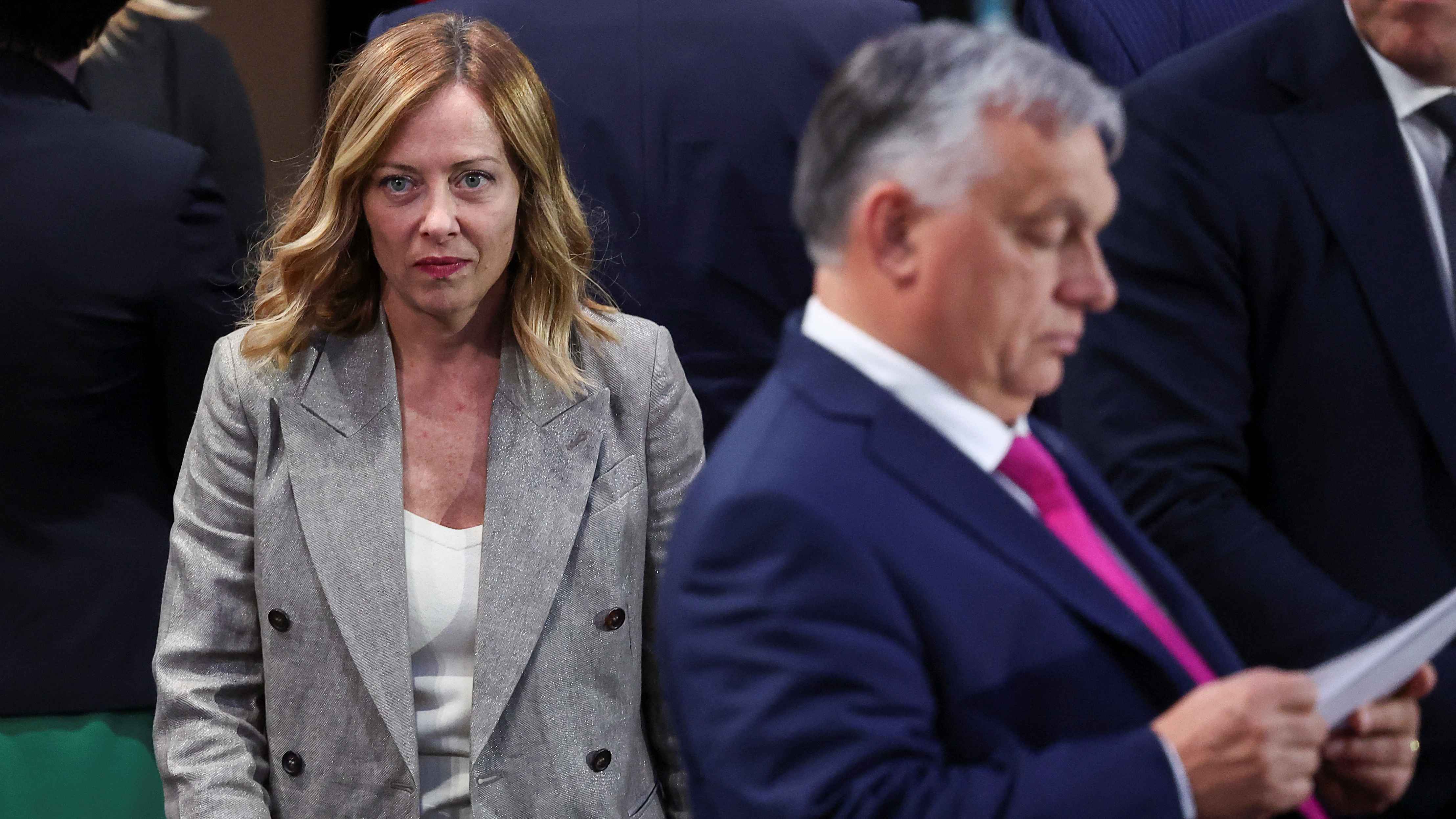 ملامح جورجيا ميلوني تكشف امتعاضها من بايدن خلال قمة "الناتو" (فيديو)