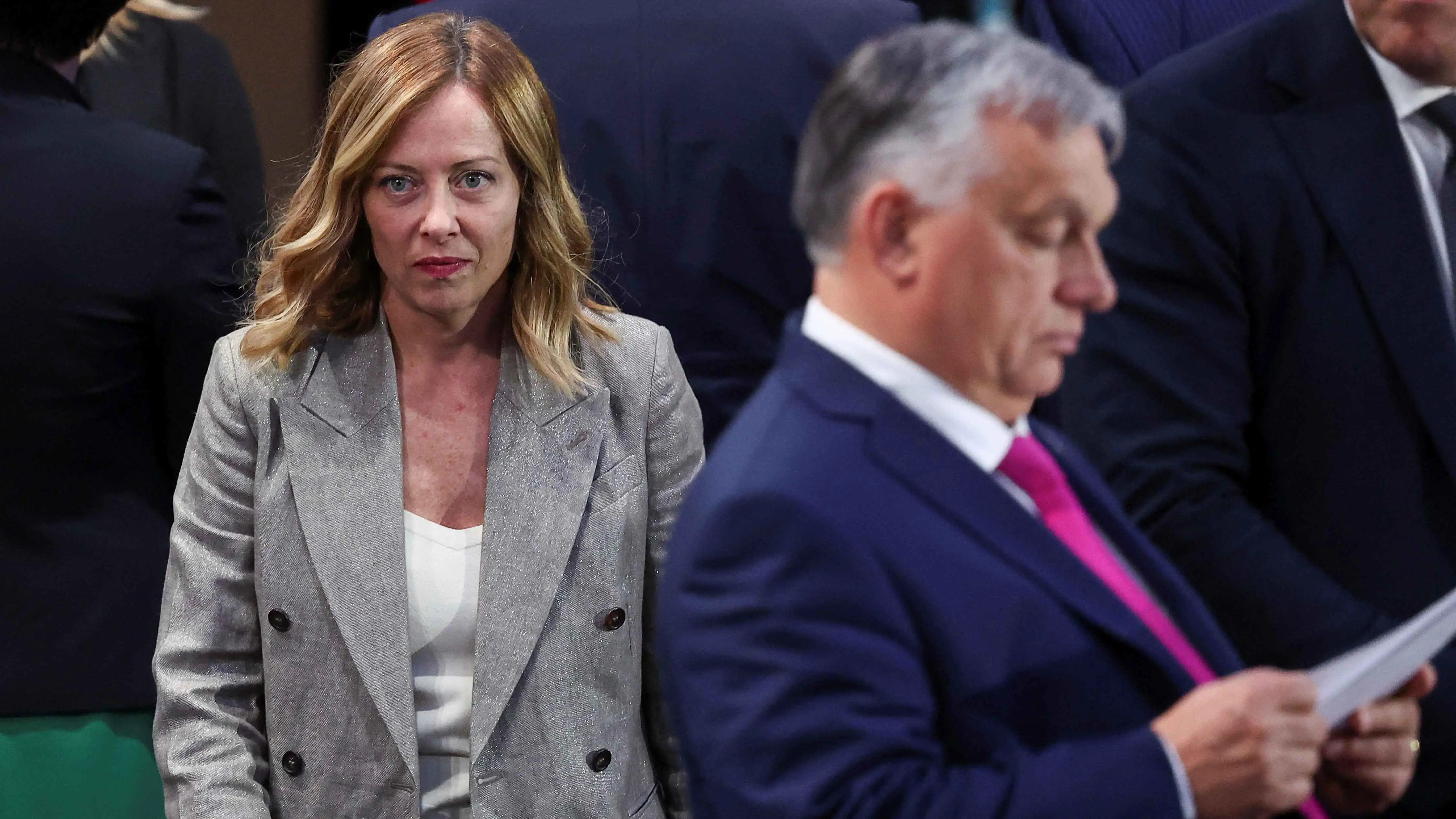 ملامح جورجيا ميلوني تكشف امتعاضها من بايدن خلال قمة "الناتو" (فيديو)