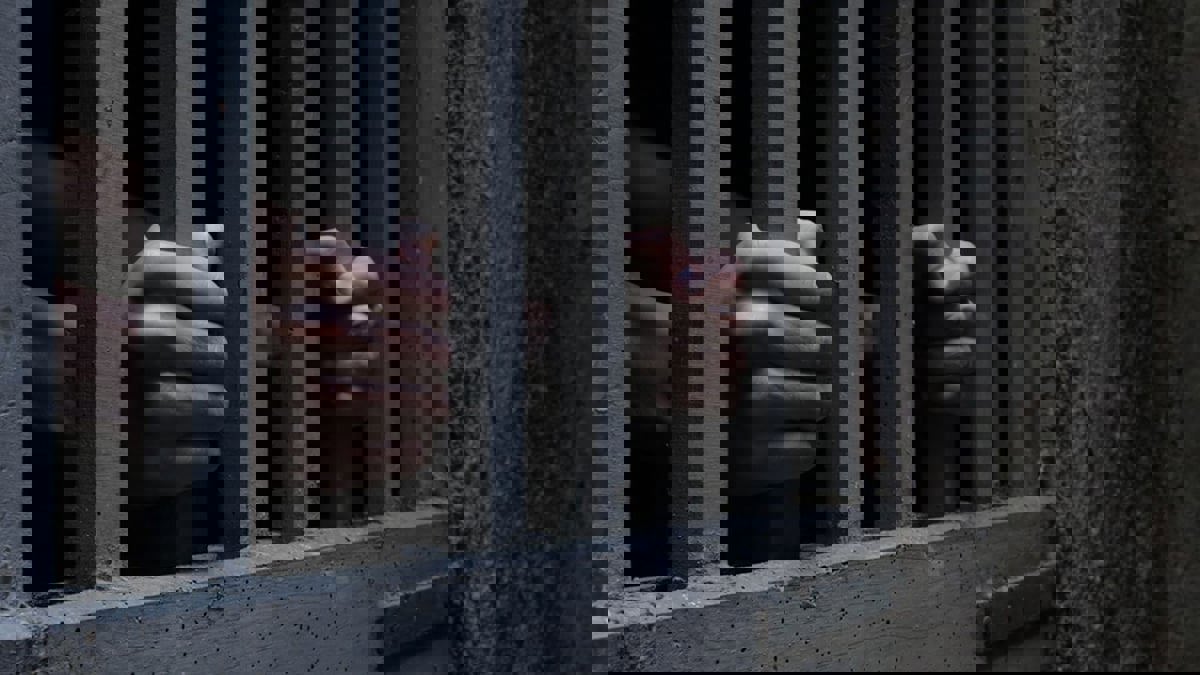 صحيفة: إيران تسجن صحفيًا نشر عن جريمة قتل.. وتترك القاتل حرا