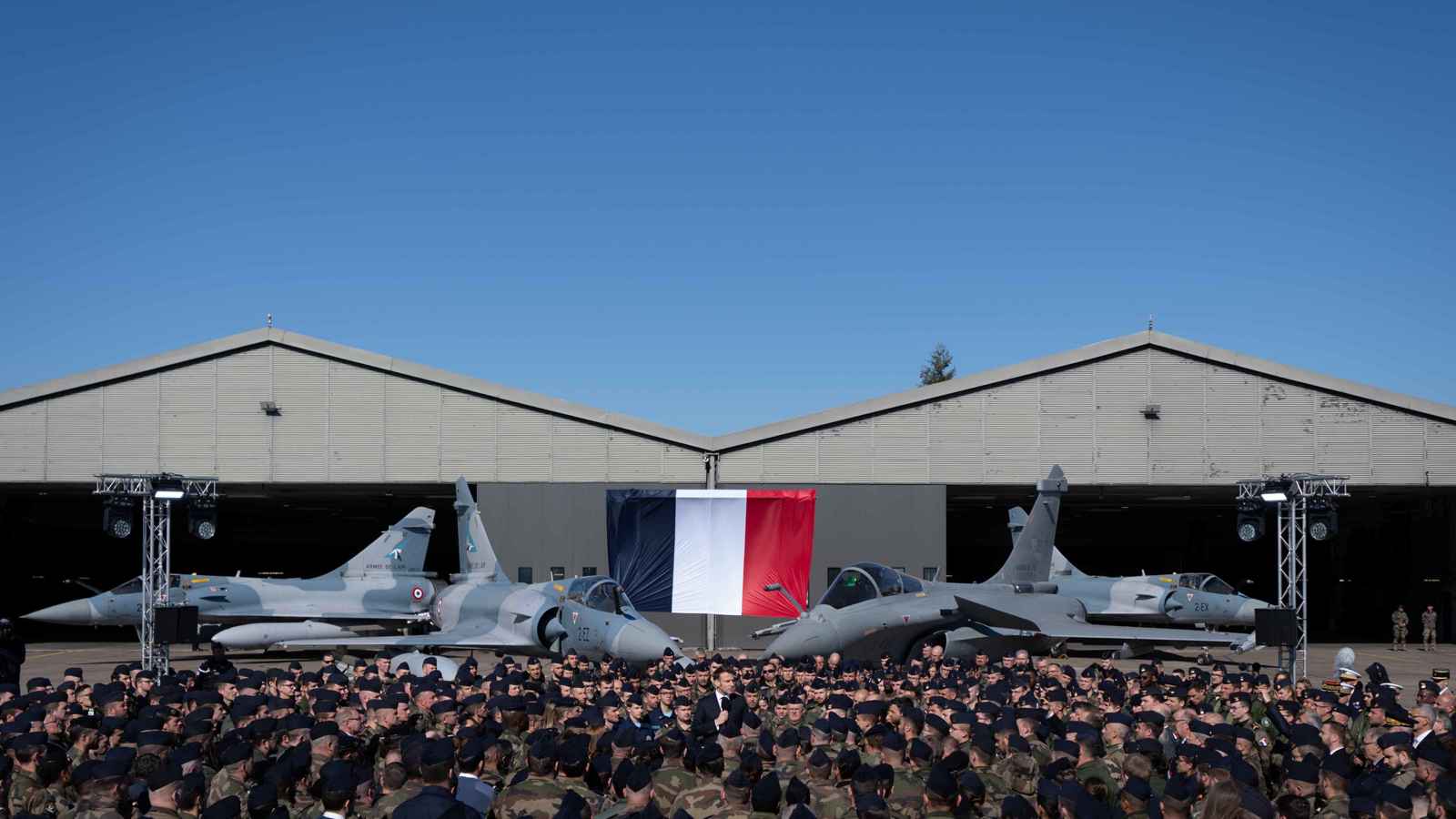 ماكرون يكشف عن خطة لنشر مقاتلات نووية فرنسية