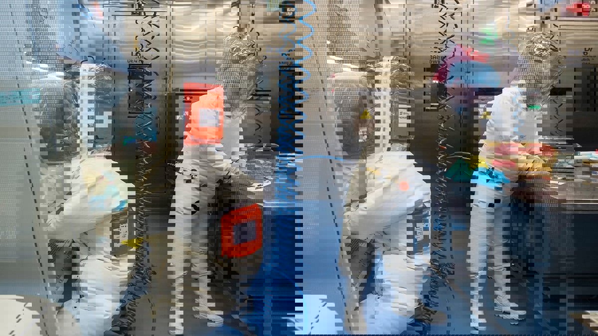 ردًا على اتهامات بأن كورونا تسرب من المنشأة.. الصين تعرض لقطات من داخل مختبر ووهان  (فيديو)