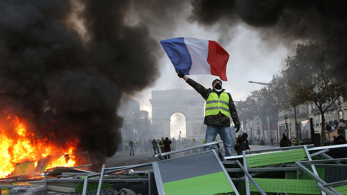 بعد تناقص أعدادهم.. باريس تصف محتجي السترات الصفراء بـ"المحرضين"