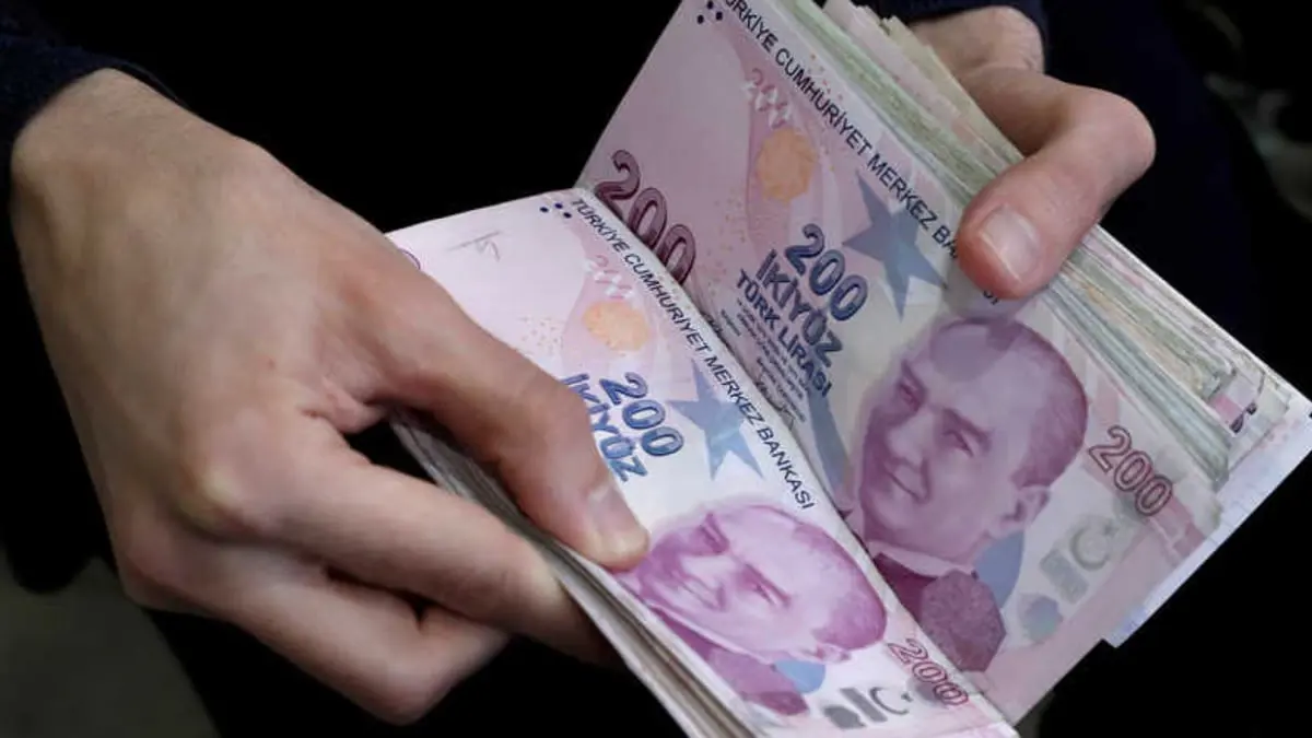 الليرة التركية تستقر بعد تراجعها مع صدمة سعر الفائدة