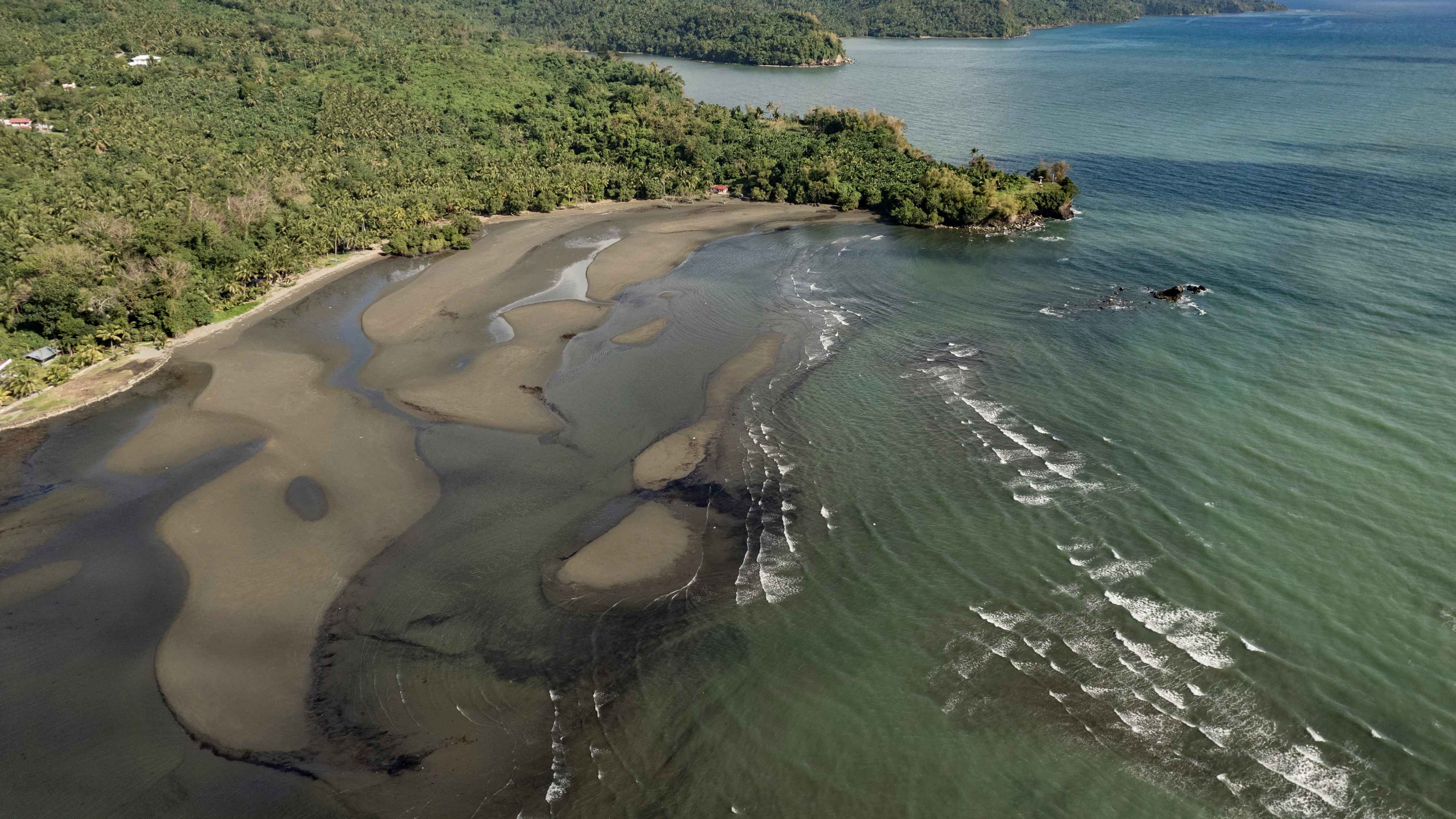 من ناقلتين روسيتين.. تسرب نفطي يصل إلى ساحل زابوريجيا الأوكرانية