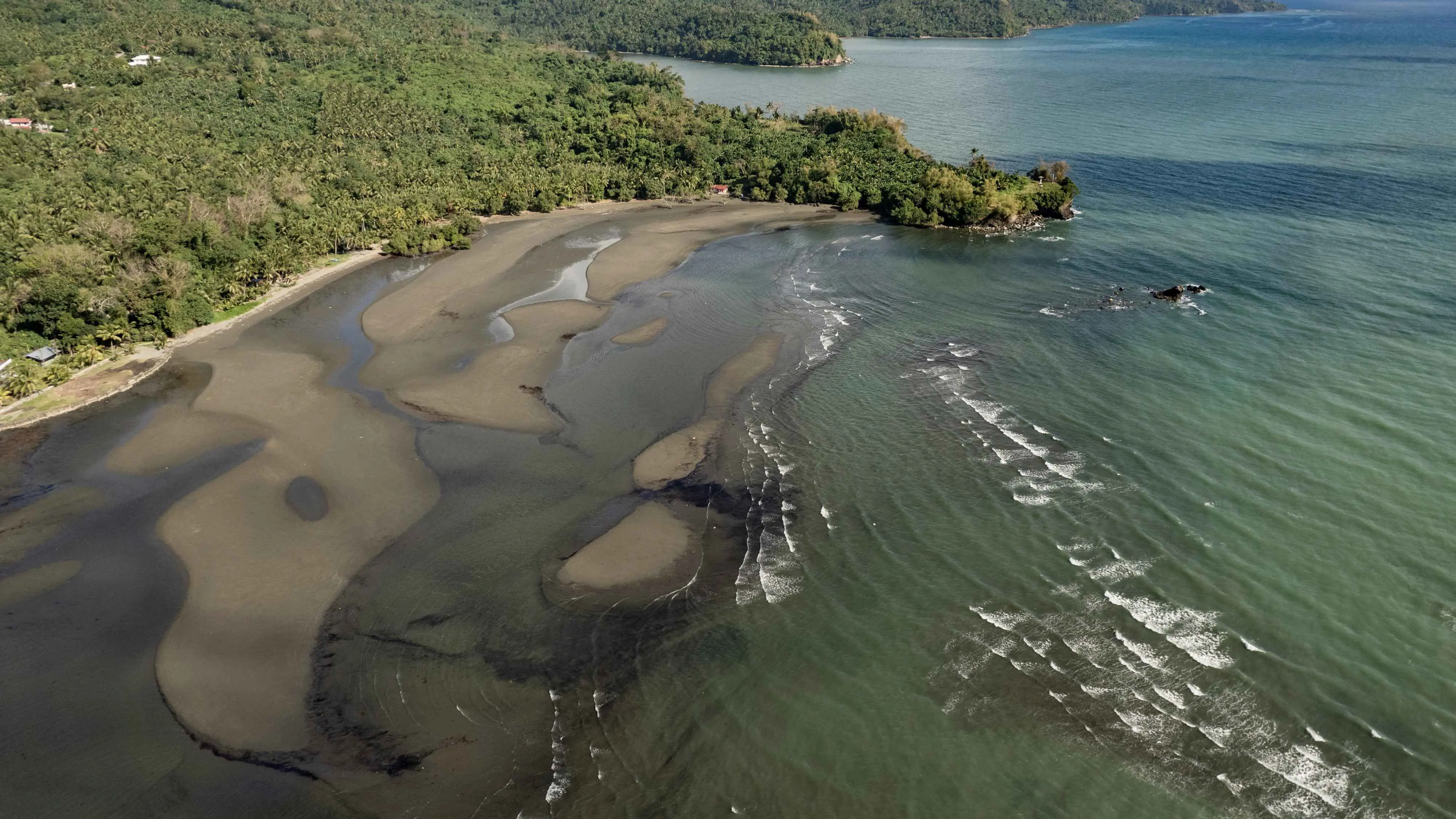 من ناقلتين روسيتين.. تسرب نفطي يصل إلى ساحل زابوريجيا الأوكرانية