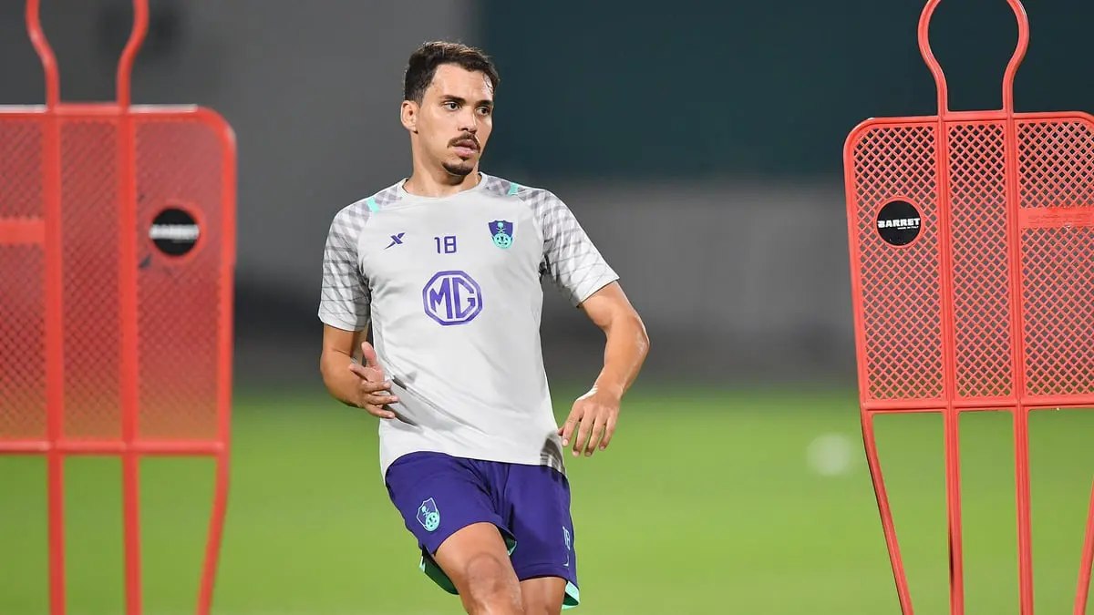 الأهلي السعودي يقيد كارلوس إدواردو بديلا لحمدي النقاز.. ويقترب من ضم لاعب أجنبي