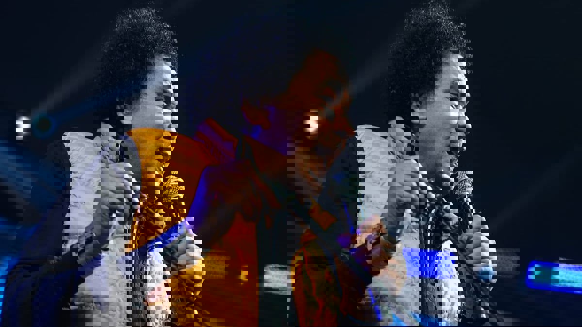 لاتهام مؤلفها بالسرقة.. يوتيوب يحذف أغنية محمد منير "للي"