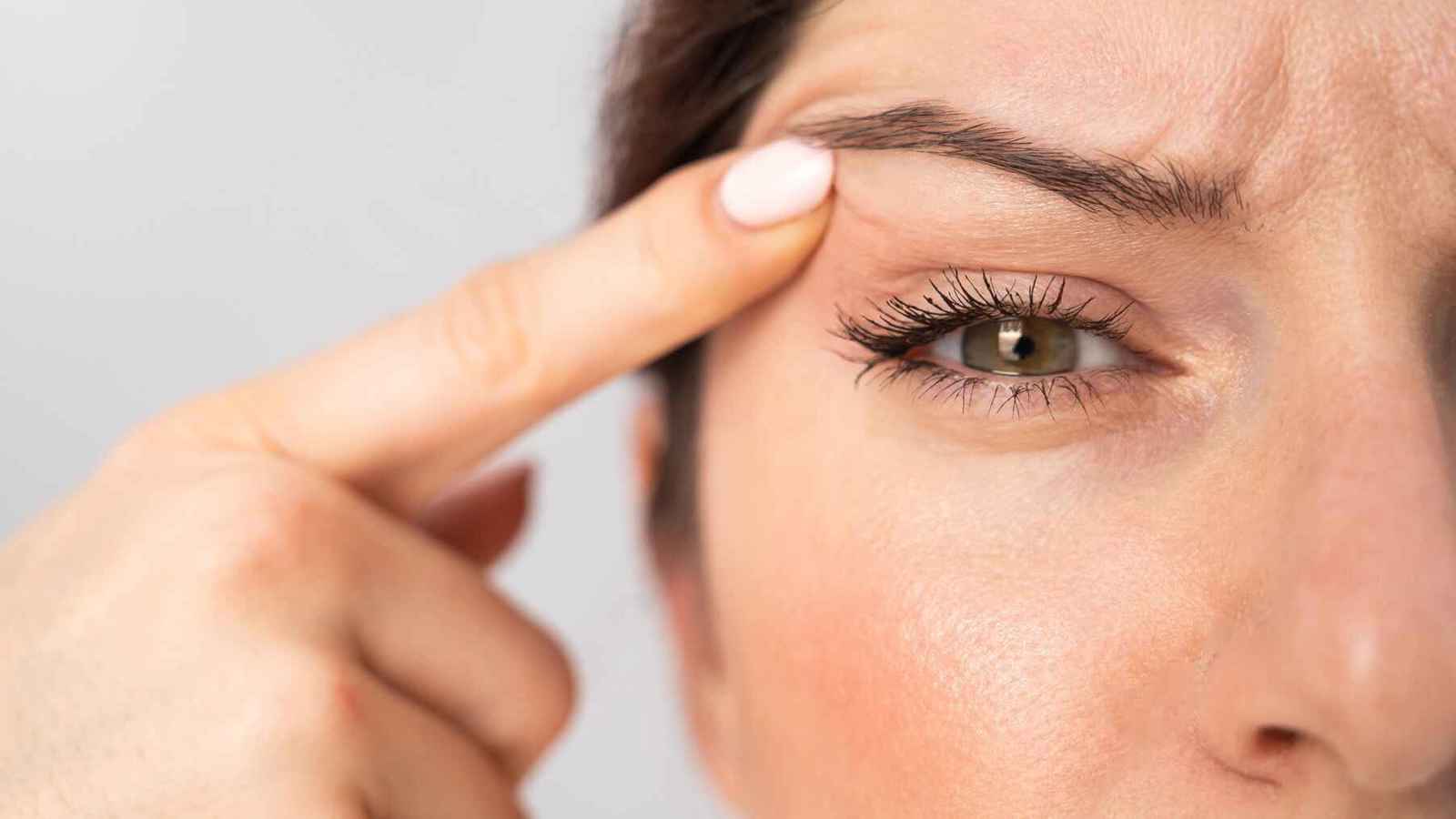 "يُصيب الشباب والأصحاء".. مرض فيروسي نادر بالعيون