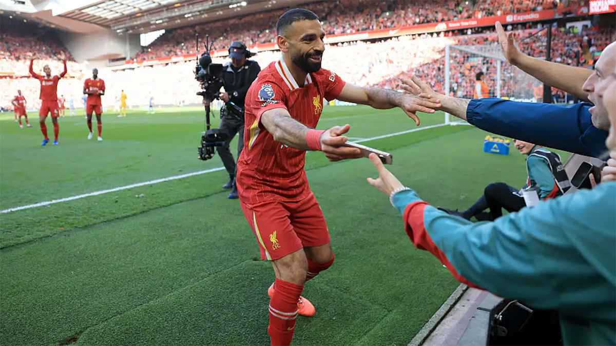 محمد صلاح يستعرض عضلات بطنه (صورة)