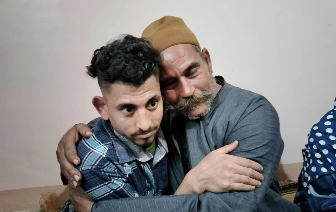 رحل طفلا وعاد شابا.. أسرة مصرية تجد ابنها المفقود منذ 17 عاما (فيديو)