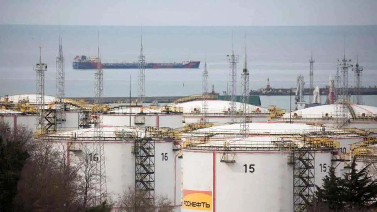 "الضرر الذاتي".. هل ترتد عقوبات النفط الروسي على الغرب؟