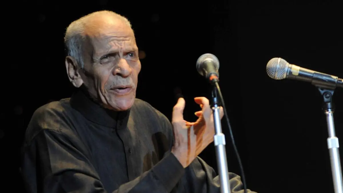 في ذكرى ميلاده.. هل قدم الشاعر أحمد فؤاد نجم نموذجًا سيئًا للأبوة؟ 