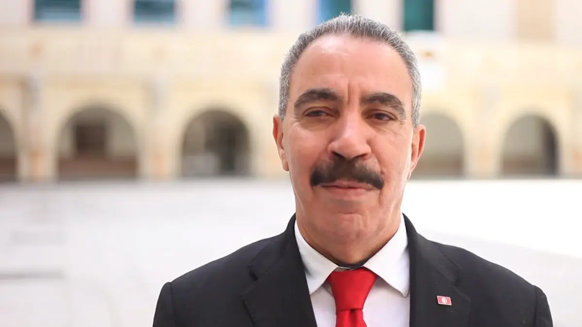 تونس.. يوسف الشاهد يعيّن متهمًا بالفساد مستشارًا له
