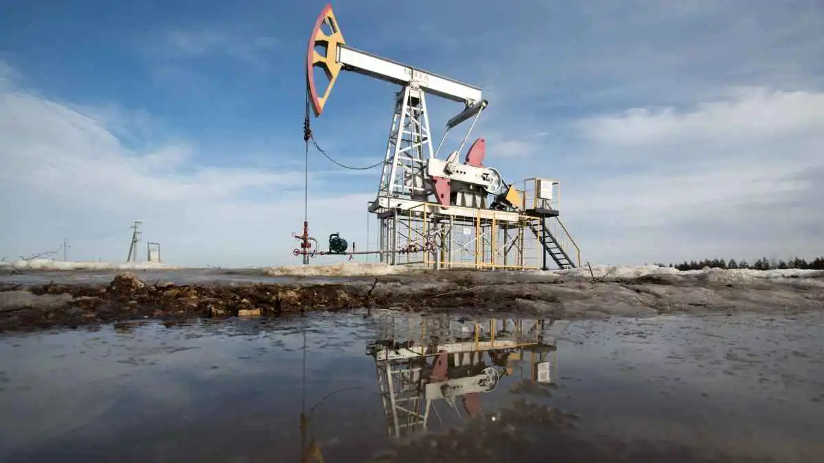 واشنطن تخطط لتمديد الإعفاء من العقوبات على النفط الروسي