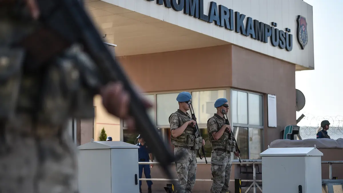 تركيا.. فيديو مسرب يكشف تعنيف صحفي معتقل لنشره أخبارًا بشأن ليبيا