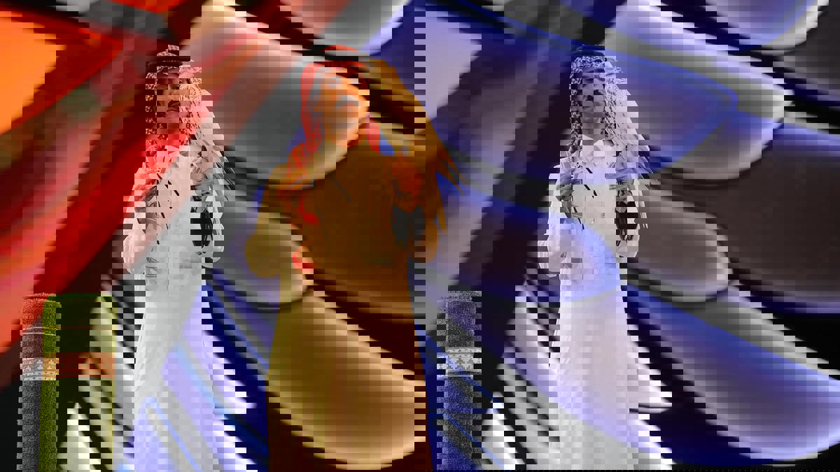 صقر أبيض اللون يخطف الأنظار والأرقام في مزاد فريد بالسعودية (صور)