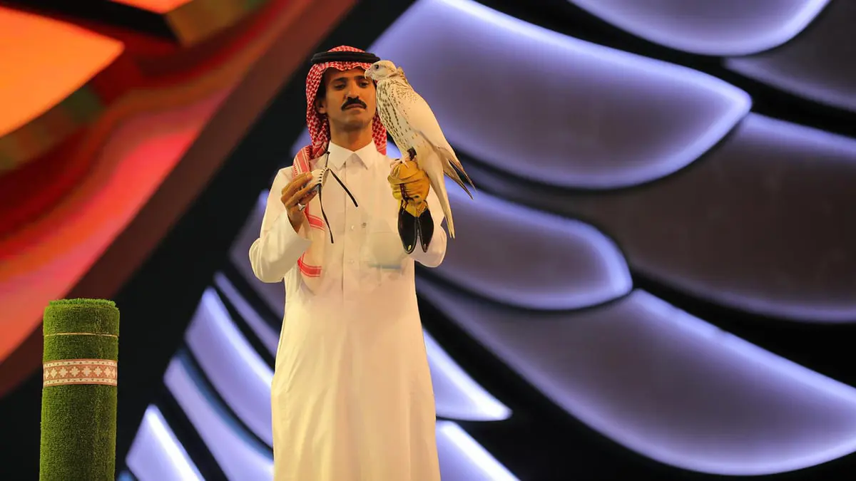 صقر أبيض اللون يخطف الأنظار والأرقام في مزاد فريد بالسعودية (صور)