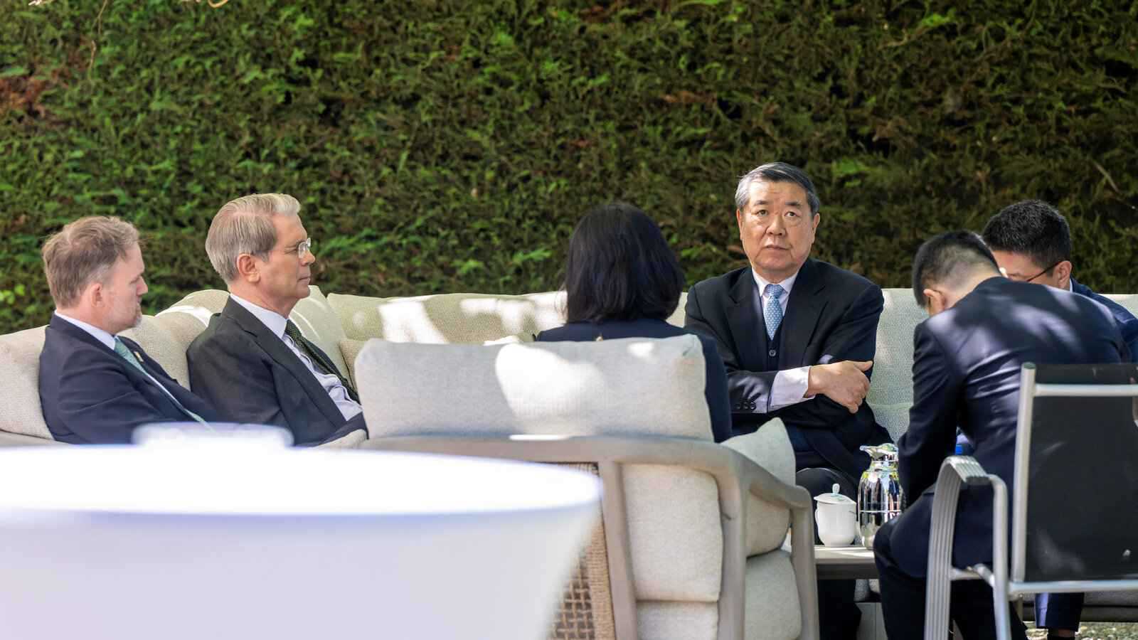 واشنطن وبكين.. مفاوضات تجارية أم صراع على زعامة القرن؟