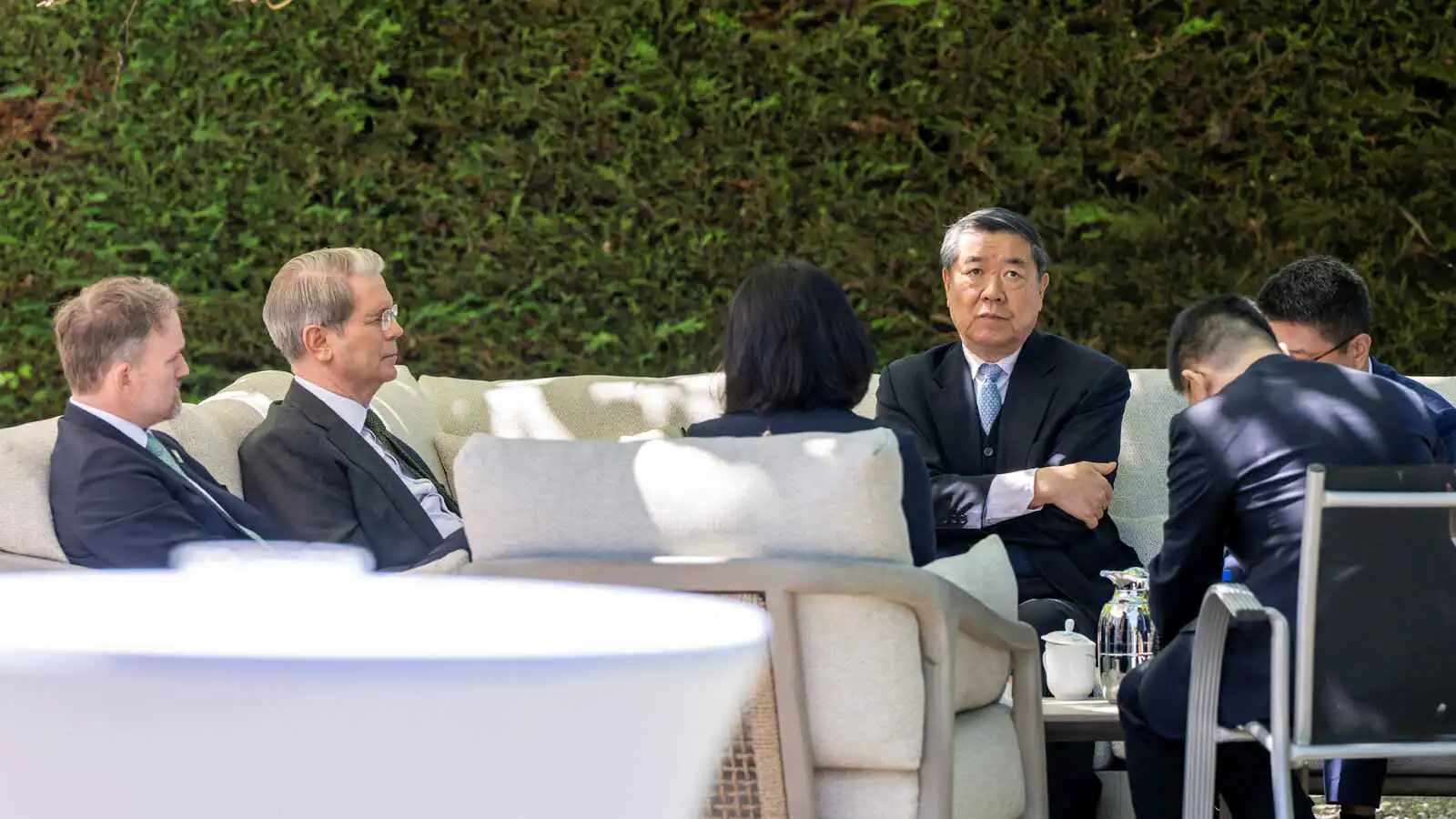 واشنطن وبكين.. مفاوضات تجارية أم صراع على زعامة القرن؟