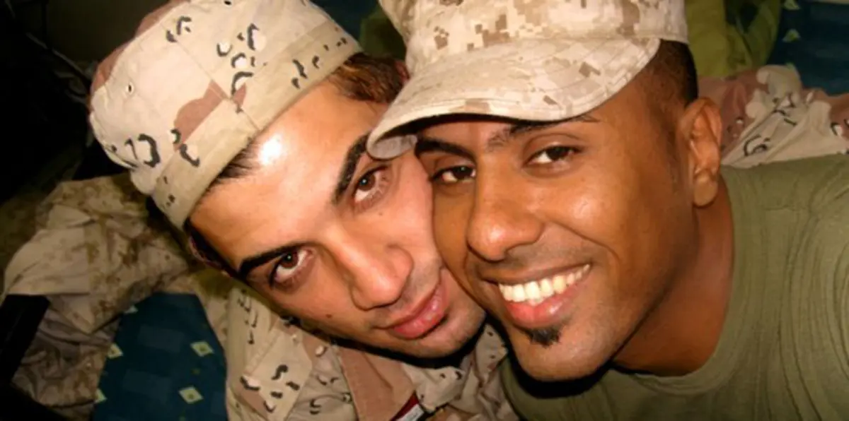 شاهد بالصور.. علاقة شاذة تجمع بين جندي عراقي ومترجم بالجيش الأمريكي منذ 12 عامًا