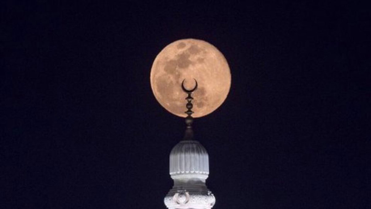 بالفيديو والصور.. القمر الثلجي العملاق يزين سماء السعودية