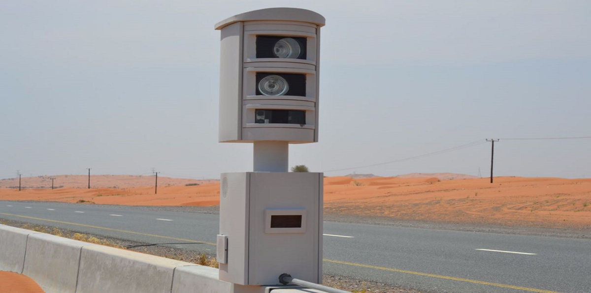 سعودي يتسلق كاميرا "ساهر" وهذا ما فعله بها (فيديو)