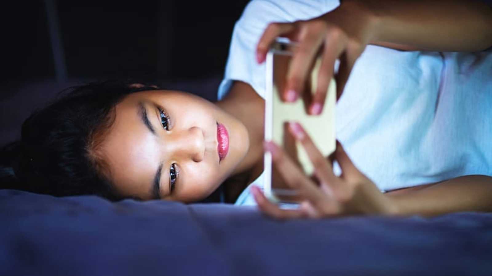 خبراء: تجنب الشاشات قبل النوم يحمي صحتك ويحسن حياتك